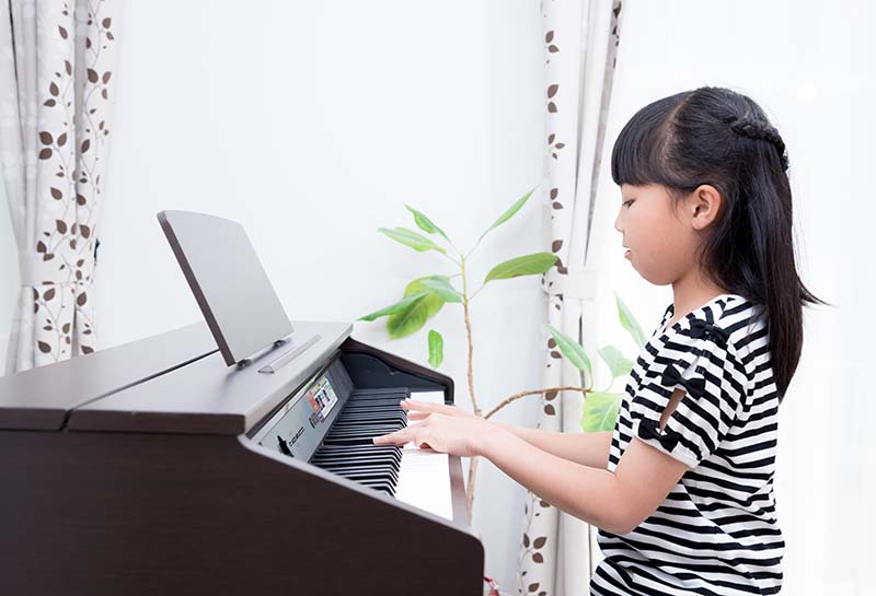 ピアノを練習する子ども